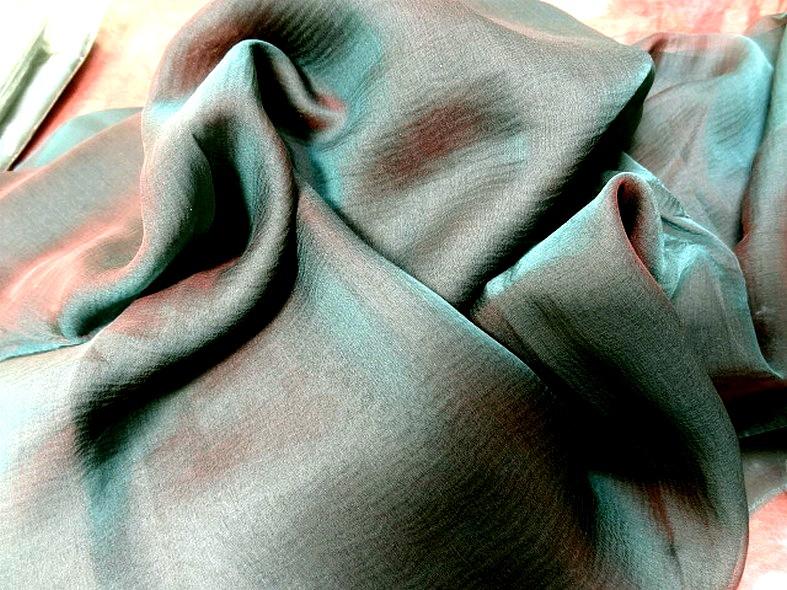 Soie changeante lisse bleu petrole et rouge 2