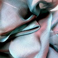 Soie changeante lisse bleu petrole et rouge 3