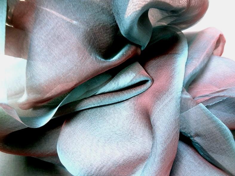 Soie changeante lisse bleu petrole et rouge 3