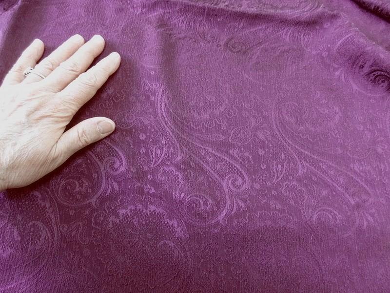Soie teinte prune motif cachemire 2