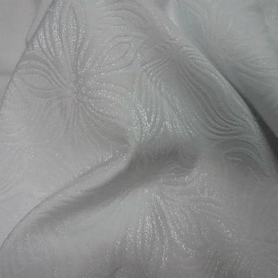 Stretch satine blanc motif fleur d hawai en relief 1 