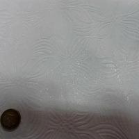 Stretch satine blanc motif fleur d hawai en relief 3 