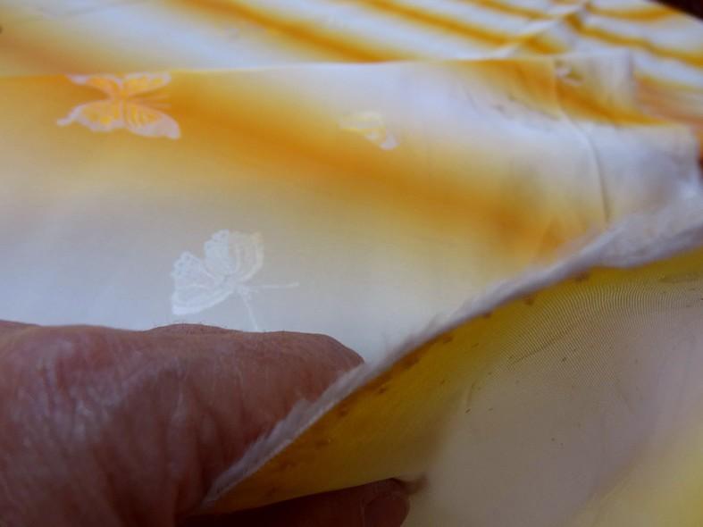 Taffetas bandes degradees orangees motif papillons faconnes 3