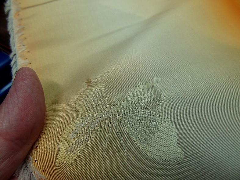 Taffetas bandes degradees orangees motif papillons faconnes 4