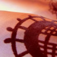 Taffetas bandes degrades grenat et orange motif velours en applique 5