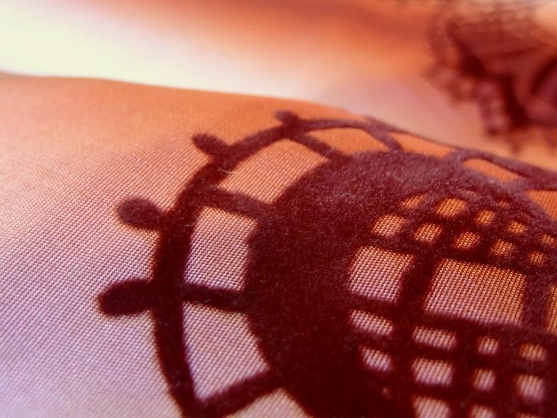 Taffetas bandes degrades grenat et orange motif velours en applique 5