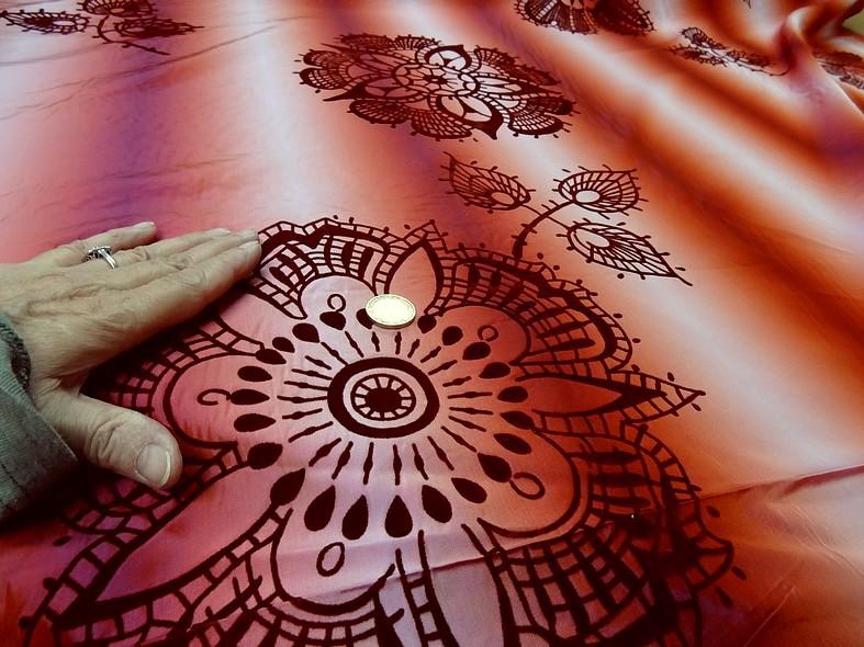 Taffetas bandes degrades grenat et orange motif velours en applique 6