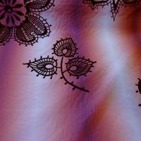 Taffetas bandes degrades grenat et orange motif velours en applique 7