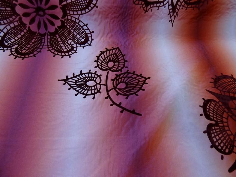 Taffetas bandes degrades grenat et orange motif velours en applique 7