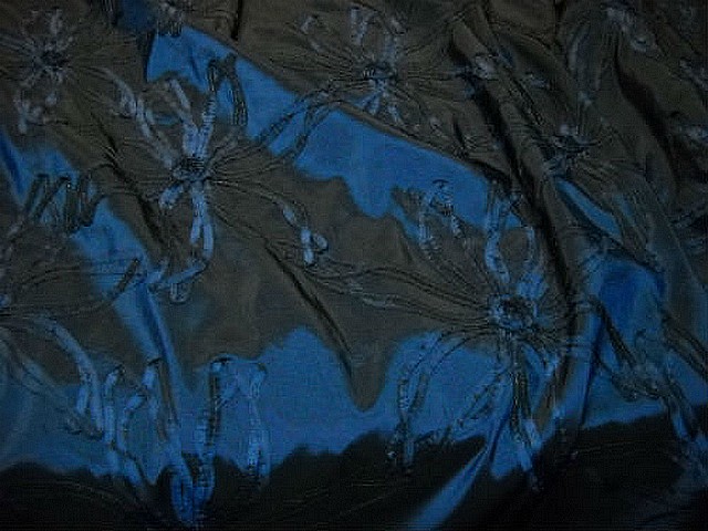 Taffetas bleu noir rebrode de rubans formant des fleurs