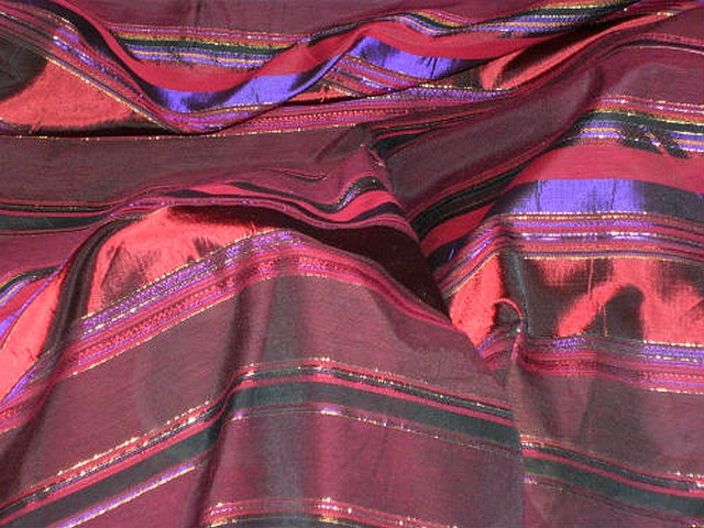 Taffetas bordeaux rayures variables violet or 1