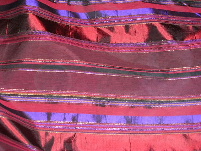 Taffetas bordeaux rayures variables violet or 3