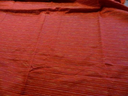 Taffetas cerise brodé de fils en rayures 001