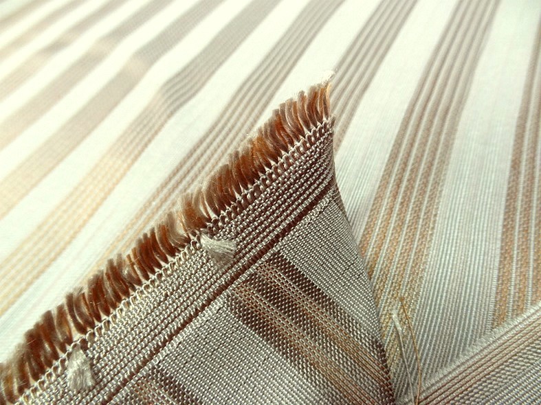 Taffetas de soie blanc casse raye or cuivre style empire 5