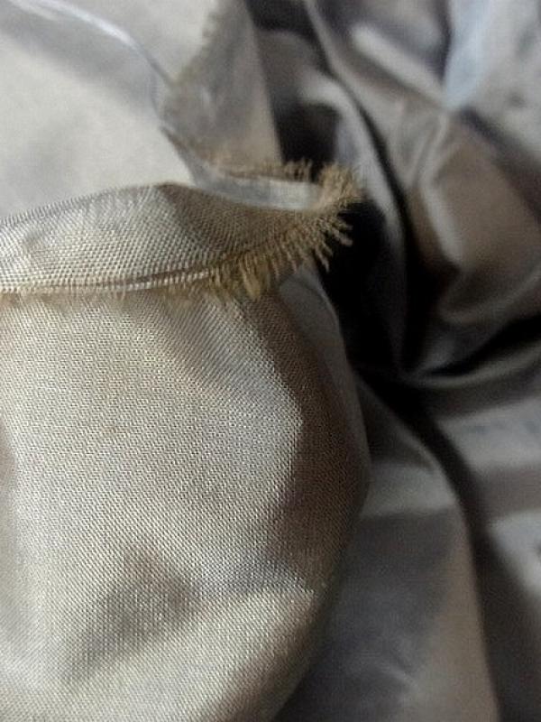 Taffetas de soie gris argente et beige clair 2 