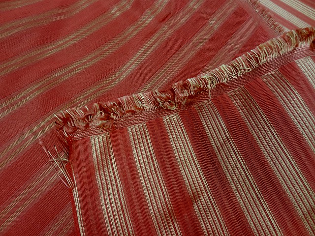 Taffetas de soie rouge raye or style empire