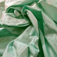 Taffetas de soie vert jade nacre 1 