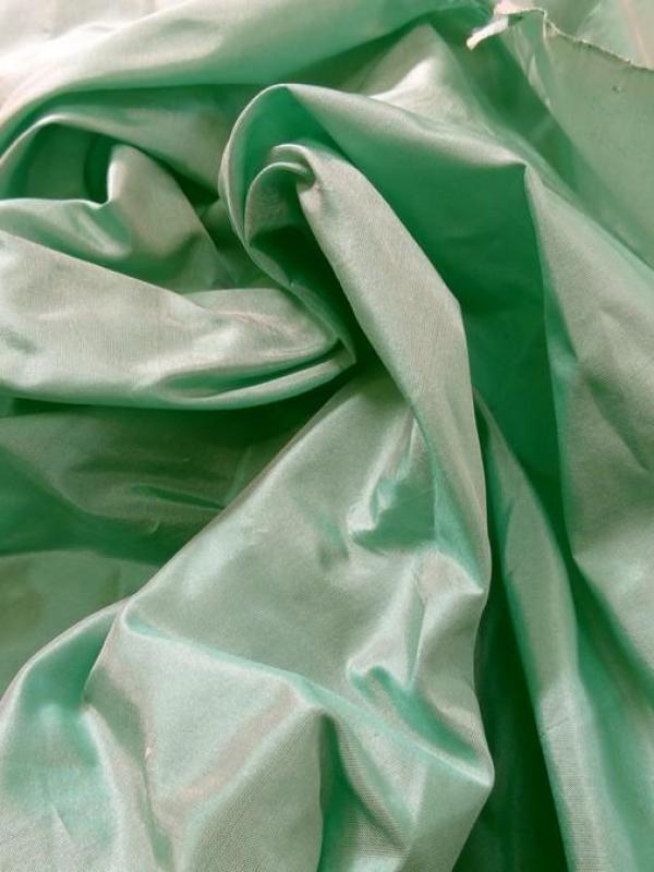 Taffetas de soie vert jade nacre 1 