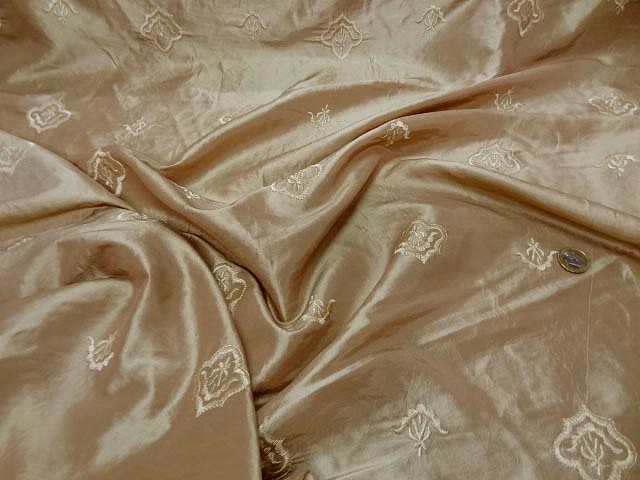 Taffetas dore medaillons brodes 0 2