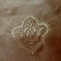 Taffetas dore medaillons brodes 0 4