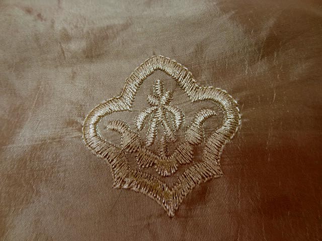 Taffetas dore medaillons brodes 0 4