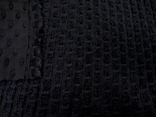 Taffetas façonné noir et velours chenille