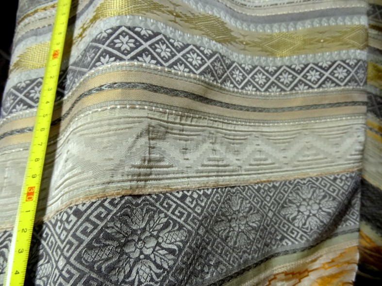 Taffetas frises brodees beige gris or 1