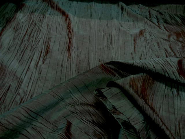 Taffetas froisse vert reflets rouges 1
