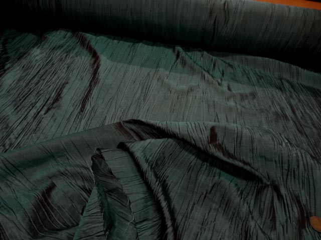 Taffetas froisse vert reflets rouges 2