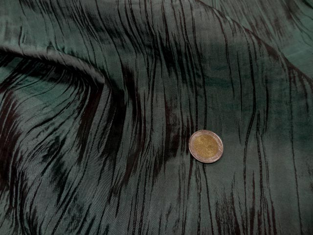 Taffetas froisse vert reflets rouges 3