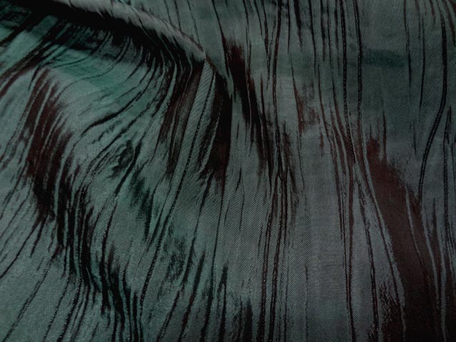 Taffetas froisse vert reflets rouges 4