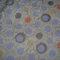 Taffetas gris clair pois mauve et corail faconne 2