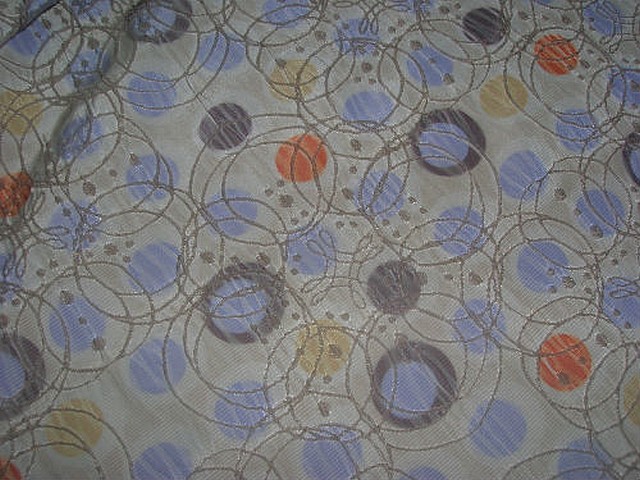 Taffetas gris clair pois mauve et corail faconne 2