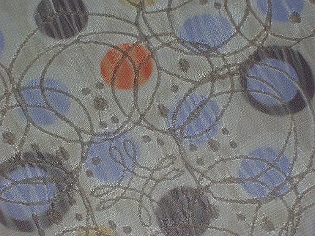 Taffetas gris clair pois mauve et corail faconne 3