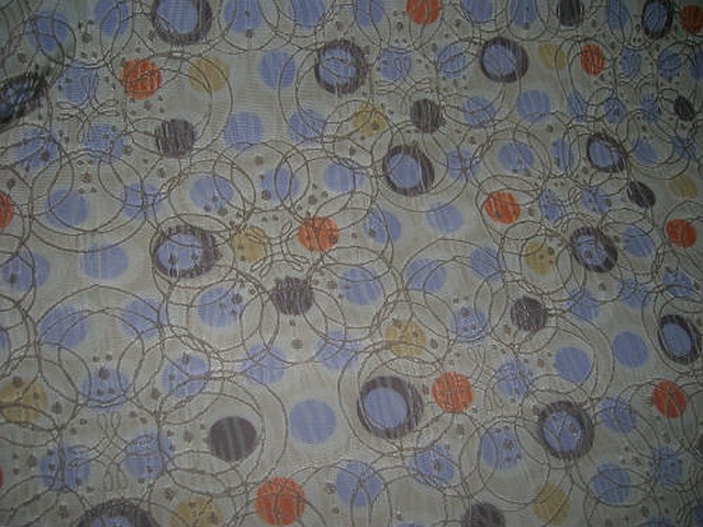 Taffetas gris clair pois mauve et corail faconne 4