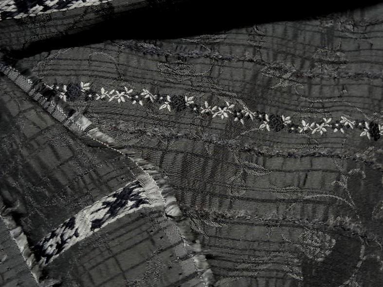 Taffetas gris mine de crayon surbrode fleuri avec frises 1