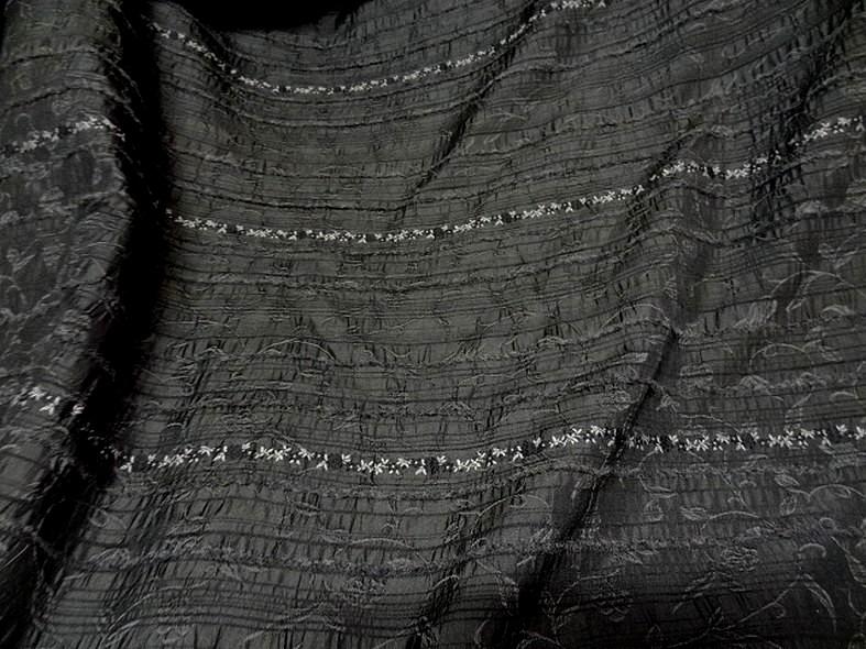 Taffetas gris mine de crayon surbrode fleuri avec frises 2