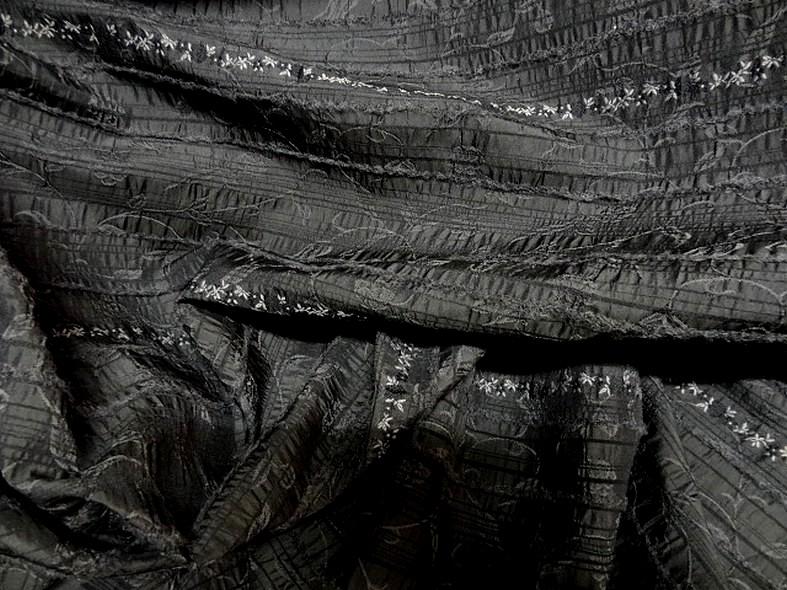 Taffetas gris mine de crayon surbrode fleuri avec frises 3