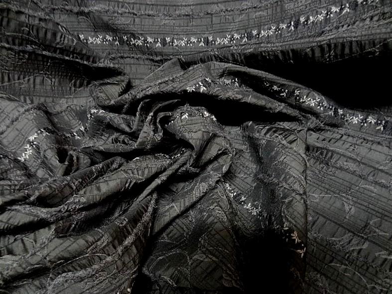 Taffetas gris mine de crayon surbrode fleuri avec frises 4