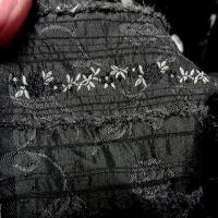 Taffetas gris mine de crayon surbrode fleuri avec frises 5