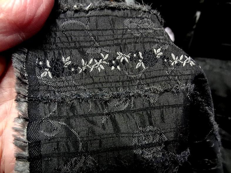 Taffetas gris mine de crayon surbrode fleuri avec frises 5