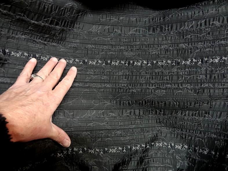 Taffetas gris mine de crayon surbrode fleuri avec frises 6