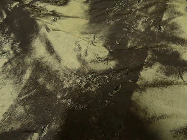 Taffetas kaki dore brode de fleurs ton sur ton 2