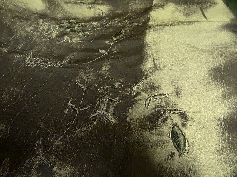 Taffetas kaki dore brode de fleurs ton sur ton 3