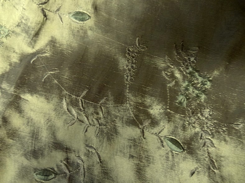 Taffetas kaki dore brode de fleurs ton sur ton 4