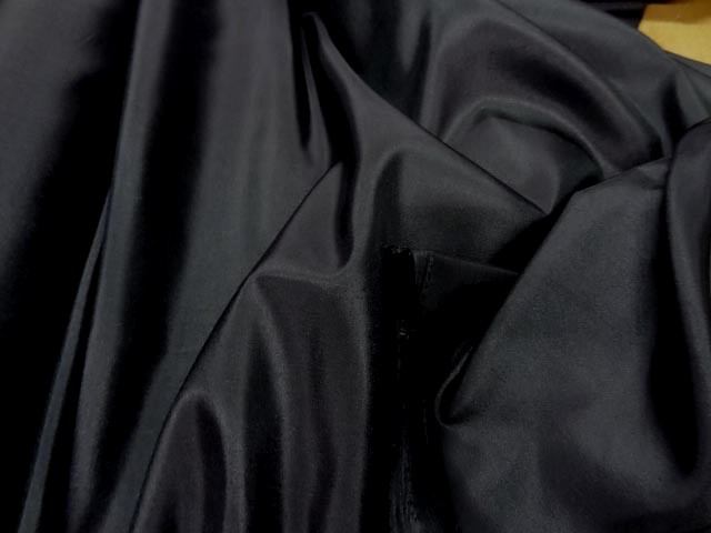 Taffetas noir fin chatoyant 3