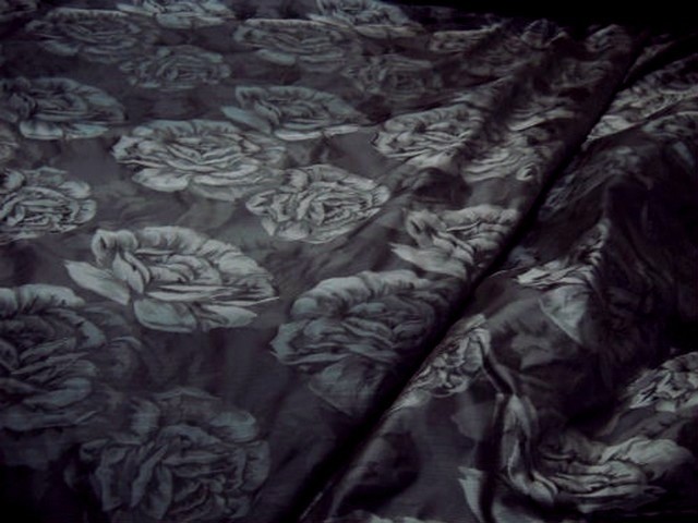 Taffetas noir motifs grosses roses grises 1