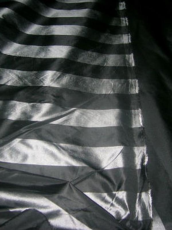 Taffetas noir raye gris metal 1 