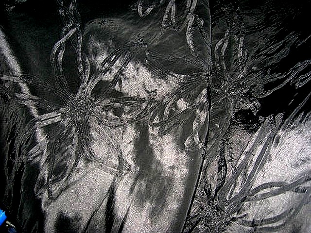 Taffetas noir rebrode de rubans formant des fleurs 1