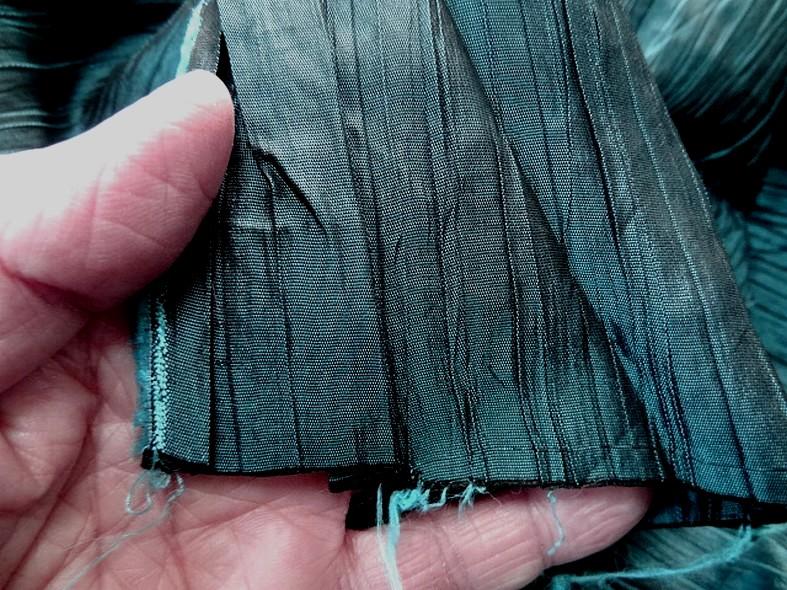 Taffetas plisse bleu canard reflets noirs 5